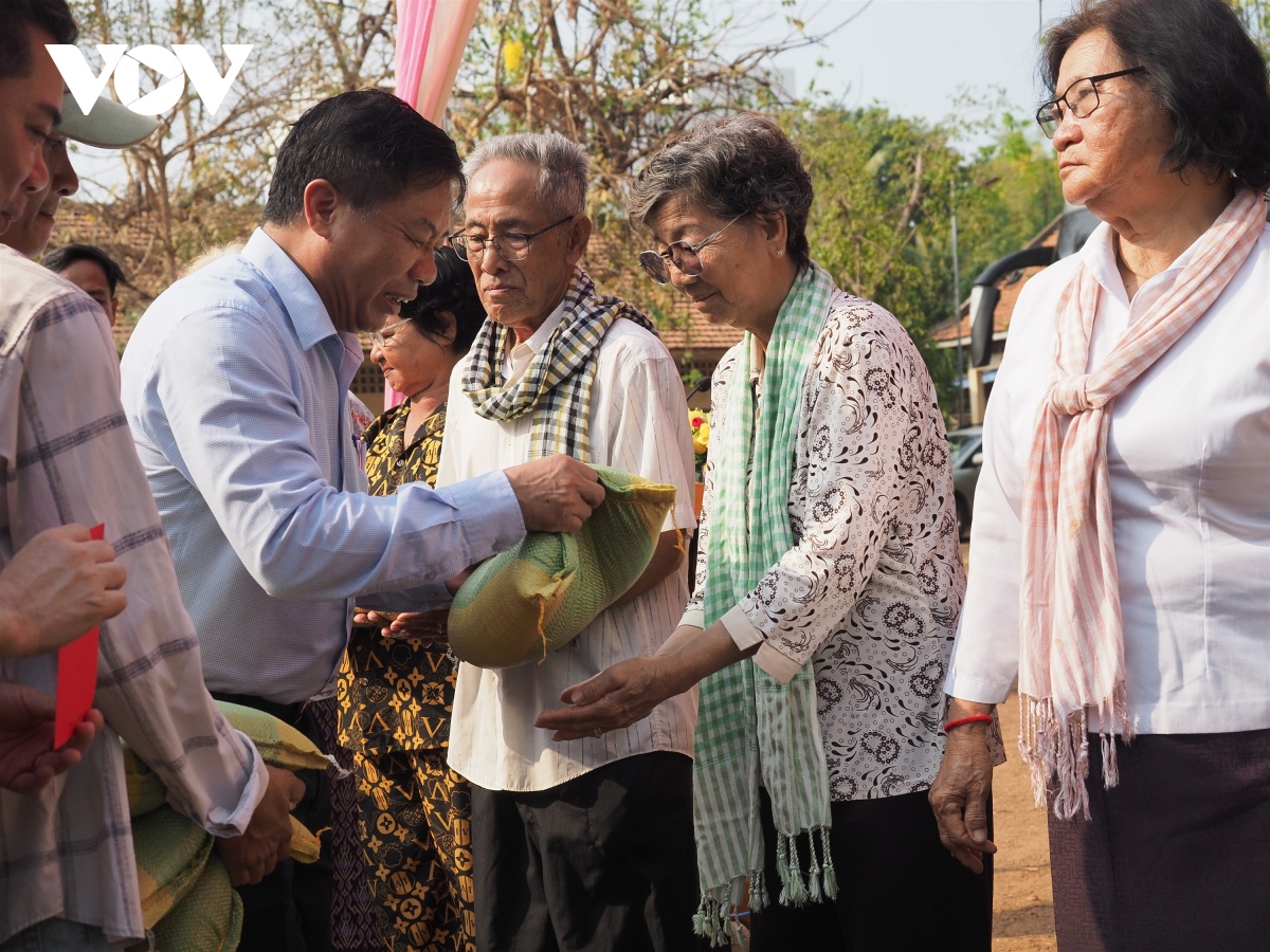 Chung tay chăm sóc sức khỏe bà con cộng đồng gốc Việt tại tỉnh Kratie, Campuchia